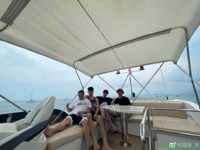 ??周琦晒与队友三亚游玩照:休息片刻