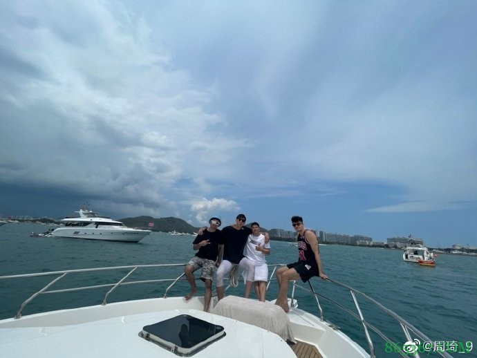 ??周琦晒与队友三亚游玩照:休息片刻