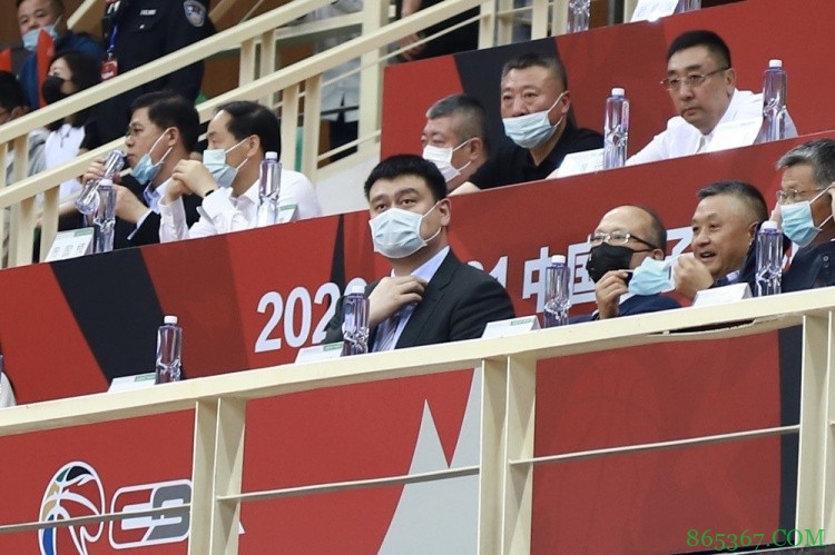 亲临现场观战！篮协主席姚明现身主席台