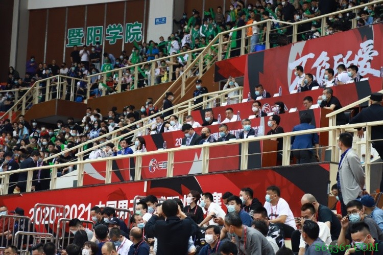 亲临现场观战！篮协主席姚明现身主席台