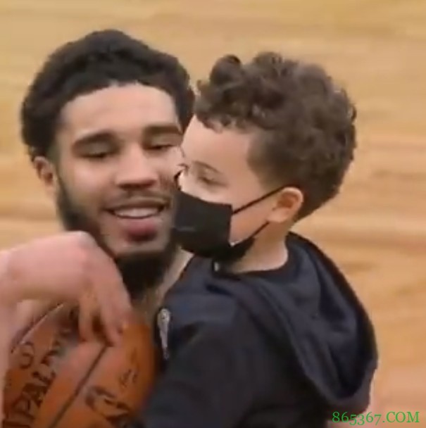 这父爱又大又圆！塔图姆赛后把比赛用球送给儿子Deuce