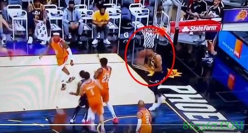 哈登点踩！奥尼尔直传精准砸脸戈贝尔 后者直接懵圈倒地
