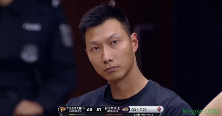 广东将分差拉开到两位数 场边观战的易建联表情依然十分严肃