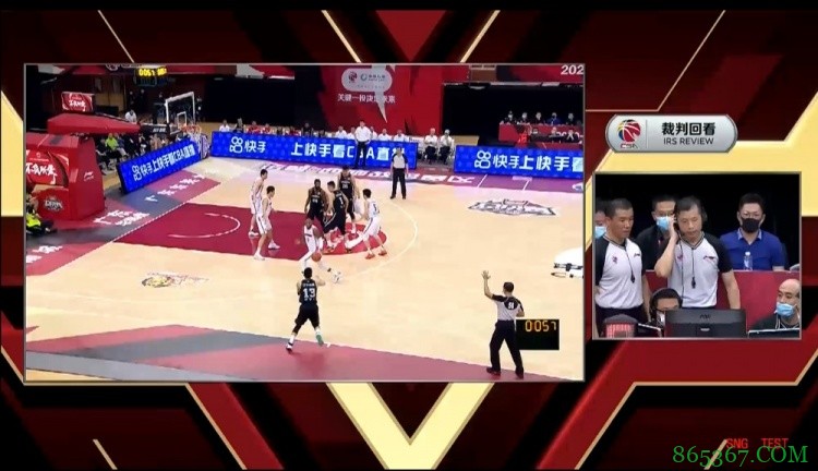 尴尬!郭艾伦想借助威姆斯的背发球 后者转身抢断造成犯规