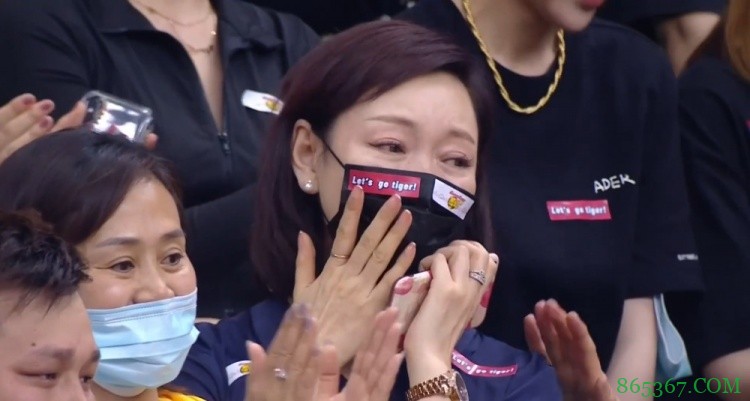 激动！看到儿子斩获FMVP 胡明轩妈妈眼圈泛红