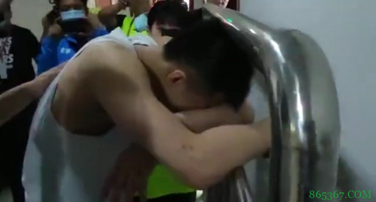 ?尽力了！郭艾伦赛后在球员通道失声痛哭