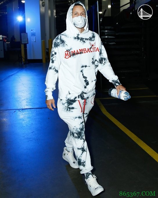 勇士赛前统一穿上曼巴学院训练服缅怀Gigi 瓦妮莎表达感谢