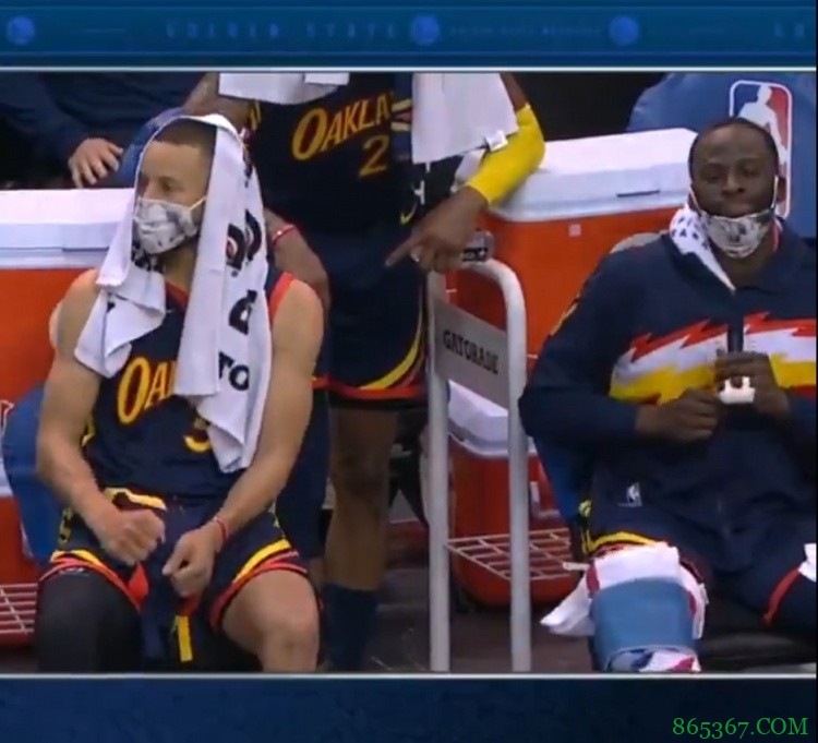 ?跟着节奏舞！库里&格林三节打卡 在替补席一起摇摆