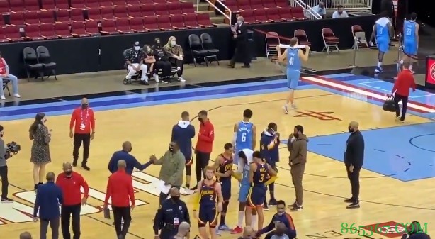 库里:塞拉斯教练是个非常靠谱的人 我永远支持他