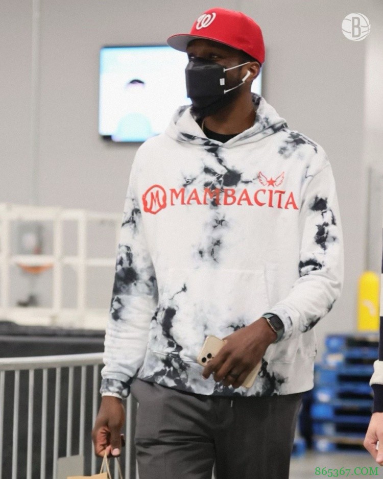 Gigi Forever!欧文赠予全队Mambacita品牌卫衣