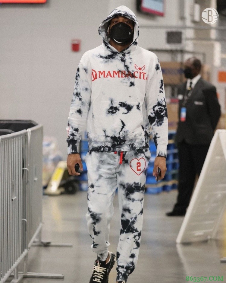 Gigi Forever!欧文赠予全队Mambacita品牌卫衣