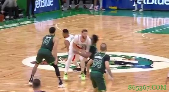 斯玛特打到努尔基奇敏感部位 一个技犯遭遇驱逐