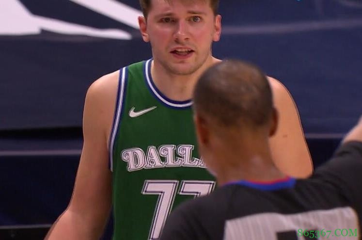 东契奇&卡莱尔各自吃到第二个技犯 遭遇驱逐