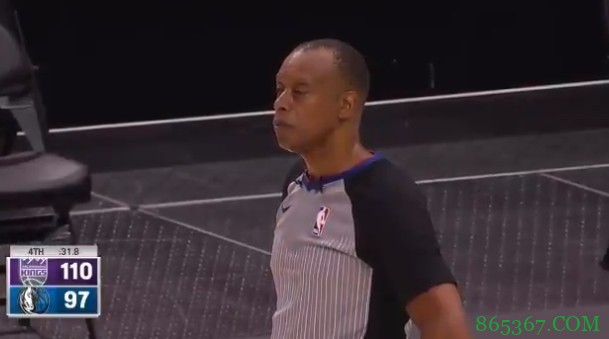 这什么啊?东契奇低头走向技术台 裁判突然吹其第二个技犯