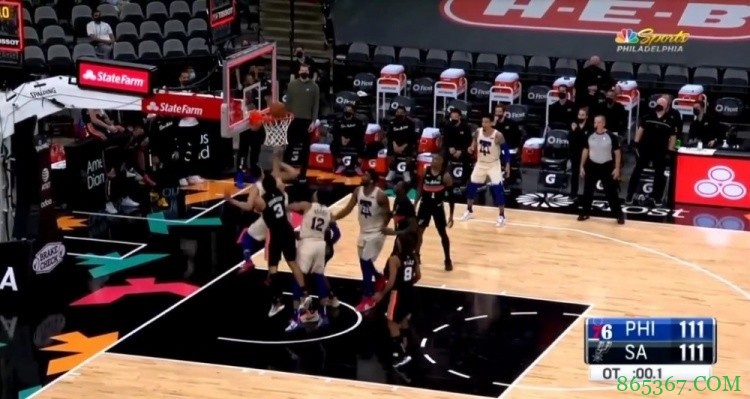 西蒙斯：马刺试着让我远离球 我看到了机会&完成了致命一击