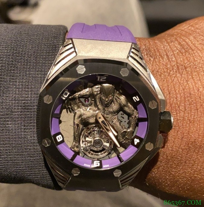 超级英雄日！勇士官推晒追梦佩戴“黑豹”定制手表入场照