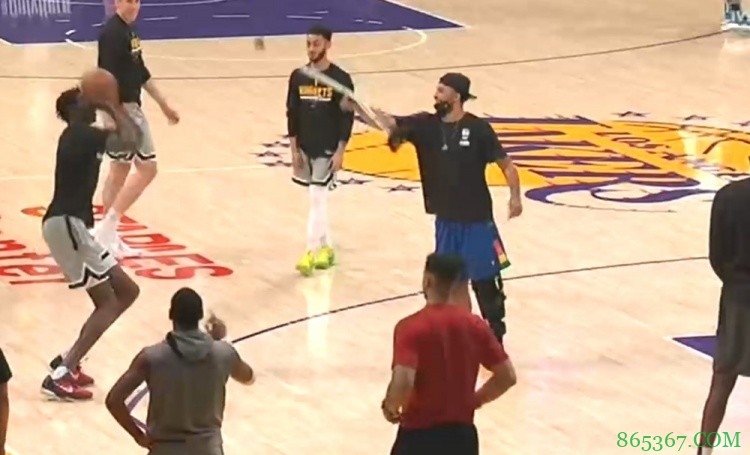 就是玩儿！穆雷赛前训练用拐杖干扰队友投篮