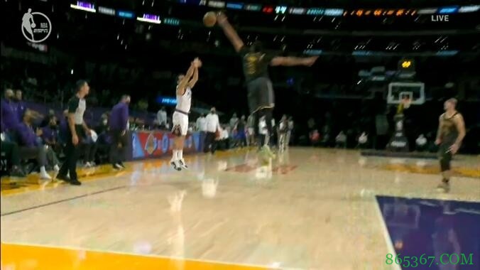 生死关头!塔克扭腰上篮险背锅 浓眉飞身制胜封盖坎帕佐