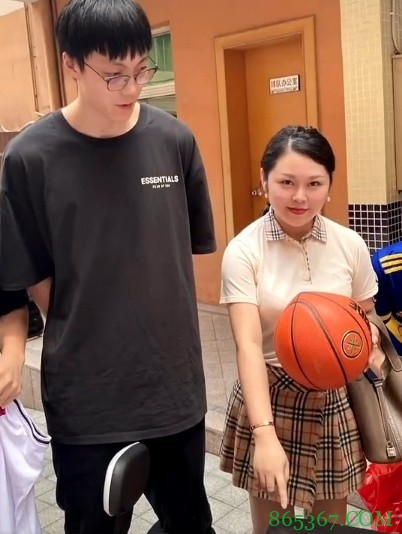 ?FMVP告别蹭车生涯！广东球迷送给胡明轩一辆电动车