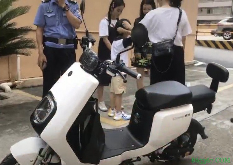 ?FMVP告别蹭车生涯！广东球迷送给胡明轩一辆电动车