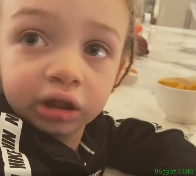 ?Drake给3岁儿子看詹姆斯集锦 看完以后惊呆了！