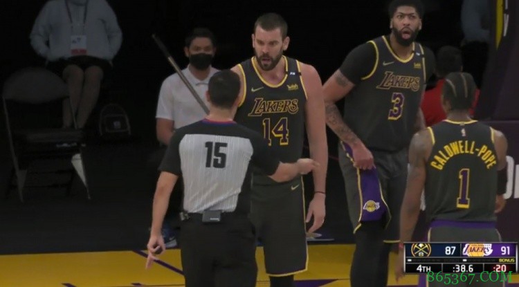 湖人掘金裁判报告：漏吹卡鲁索走步&小加犯规 约基奇多得俩罚球