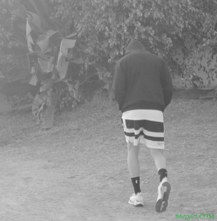 很有情调！克莱社媒晒照：我喜欢在海滩上漫步