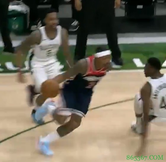 给您拜年了!比尔&霍勒迪先后在进攻中晃倒防守人