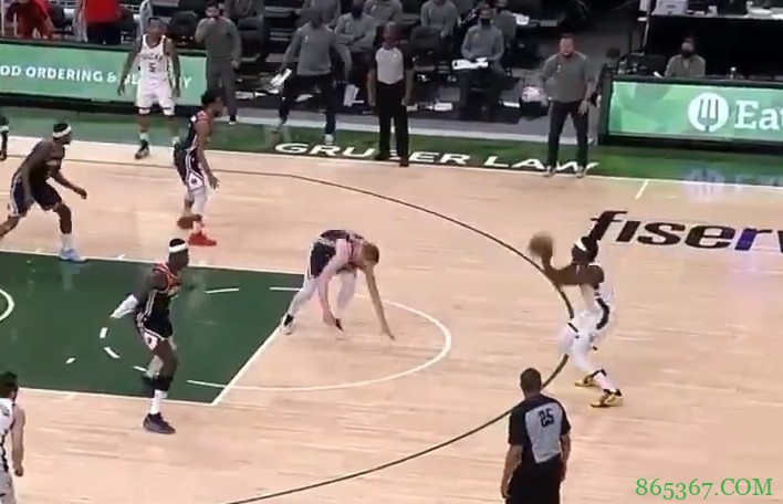 给您拜年了!比尔&霍勒迪先后在进攻中晃倒防守人