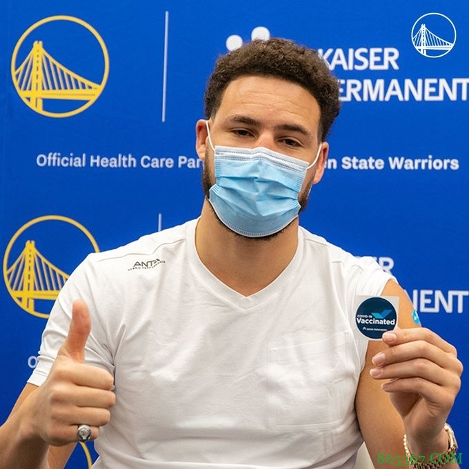 勇士官推晒克莱&普尔接种疫苗认证照：疫苗能保护你和你爱的人