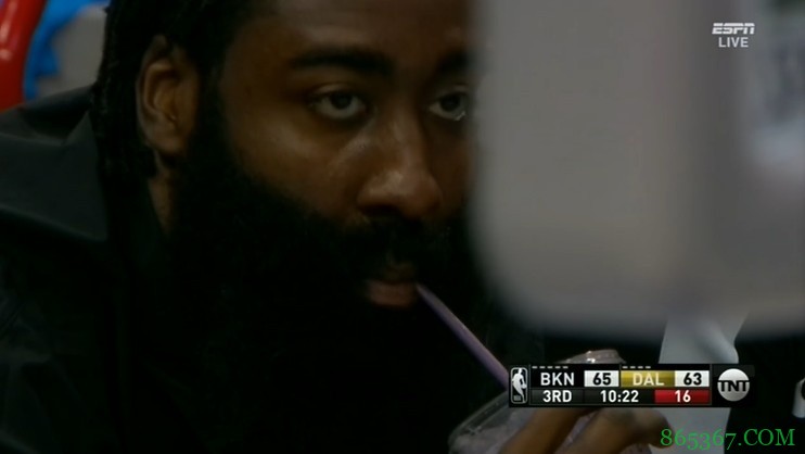 靓仔突然出现!独行侠篮网比赛期间 转播镜头捕捉到哈登“小酌”