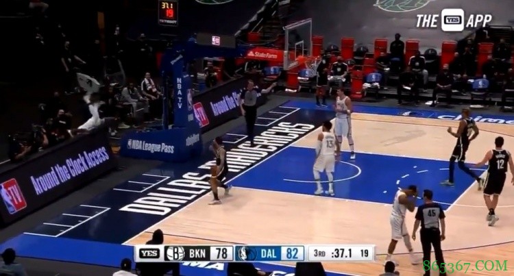 四打一成五大囧! 芬尼-史密斯黄油手 追球到“人仰马翻”