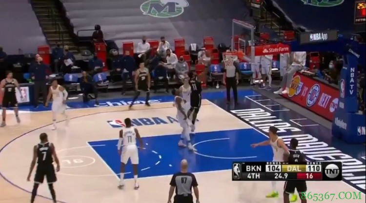 啊这！欧文最后时刻突入内线面对空篮 上篮三不沾出界