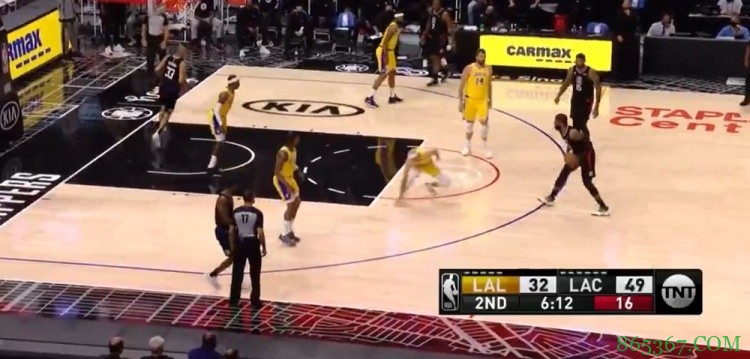 很棒的投篮！乔治“晃倒”卡鲁索后命中三分 快船板凳席全体起立