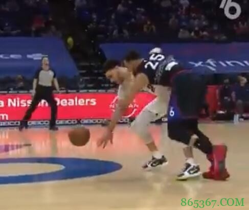 超强压迫力！西蒙斯生断鲍尔后快攻上篮轻松得分