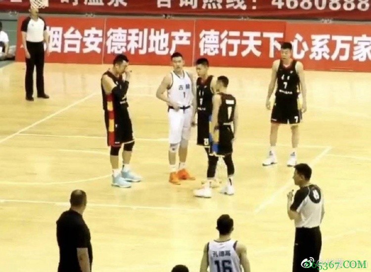 库里待遇!付豪晒自己被四人包夹图:兄弟们对我太照顾了