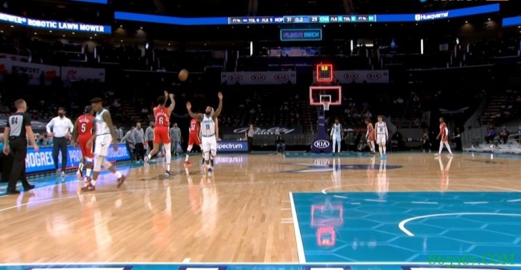 这也行！鹈鹕沃克后场刚过三分线 超超远三分推射压哨命中