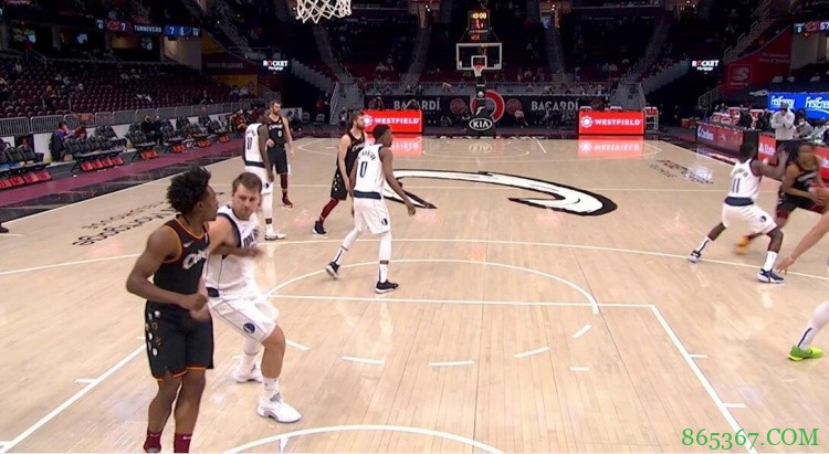 很突然！东契奇打到塞克斯顿腹股沟吃到二级恶犯被驱逐