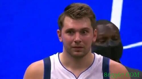 很突然！东契奇打到塞克斯顿腹股沟吃到二级恶犯被驱逐