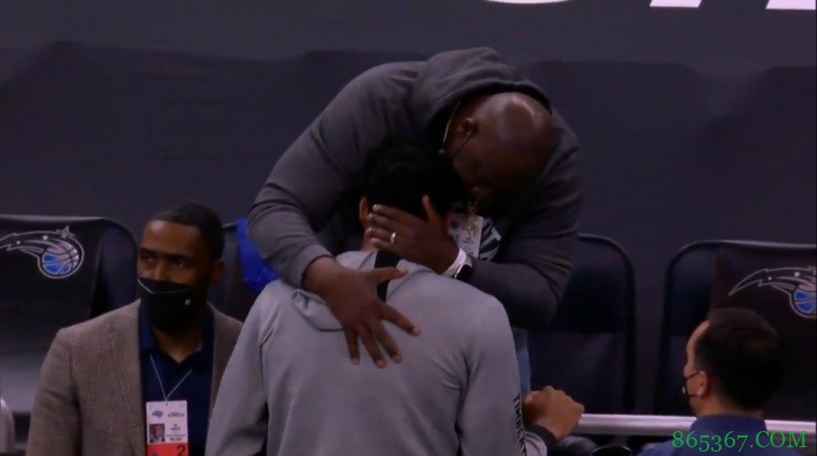 难过！母亲节对阵魔术 唐斯赛前趴在父亲怀里哭泣