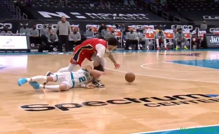 亲兄弟明算账!三球正面防守大球 倒地奋力拼抢险些完成抢断