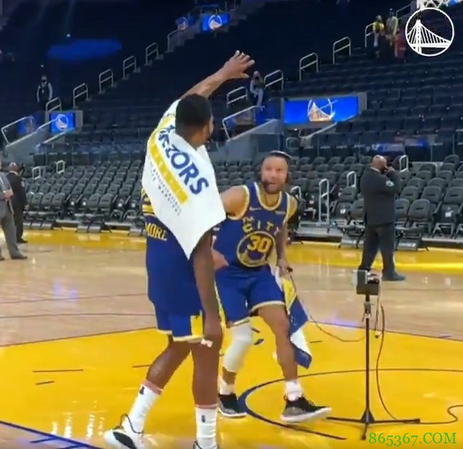 吓一激灵！库里赛后采访时贝兹莫尔假装在其头上浇水