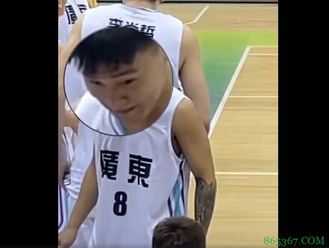 朱,你看我几分像你从前?赵睿跑朱芳雨身前展示8号球衣