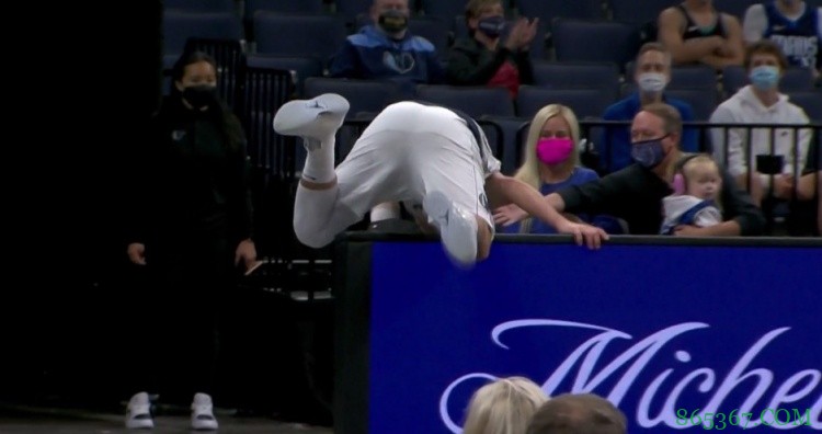 表现不佳！东契奇16投4中出现5次失误 正负值-23全场最低