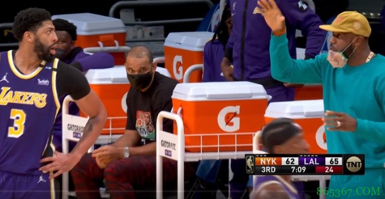 在说啥呢？詹姆斯在比赛间隙期间走到场边和浓眉进行交流