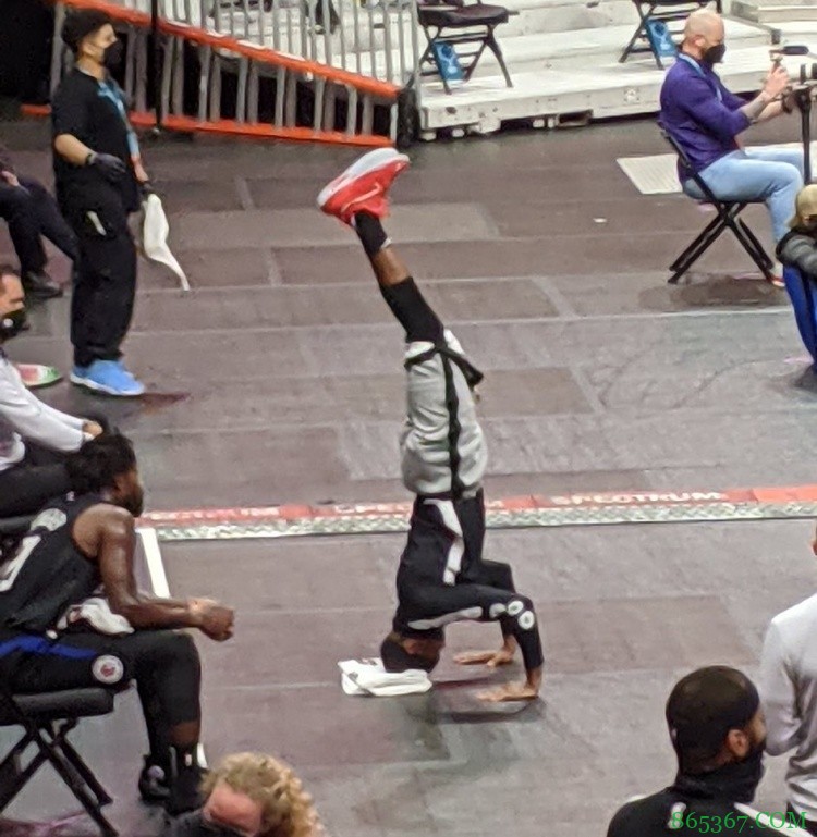 很枯燥？快船VS黄蜂比赛期间 隆多在场边玩倒立