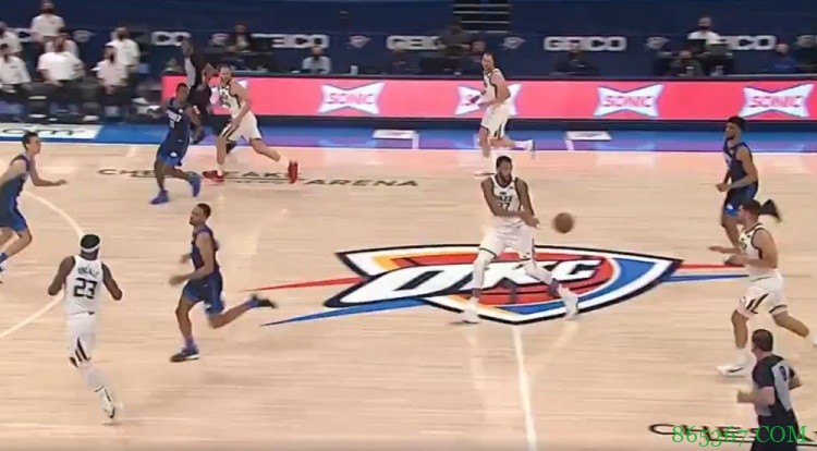 戈贝尔持球推进秀背运&跨过中场线瞬间回传 随即被吹回场违例