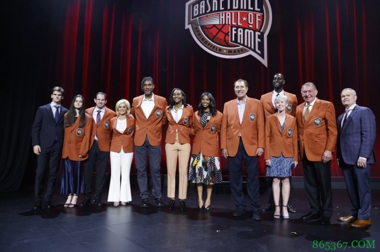 20届名人堂成员大合照 科比大女儿身穿名人堂夹克代表父亲合影