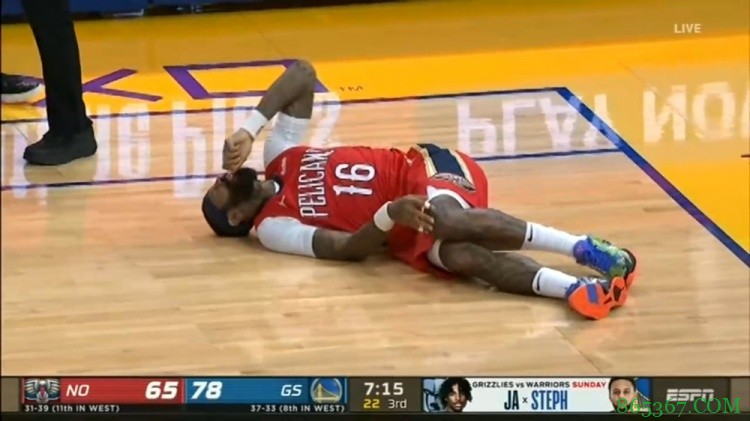 又伤一个…詹姆斯-约翰逊落地时扭伤脚踝 被队友搀扶出场