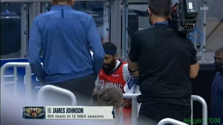 又伤一个…詹姆斯-约翰逊落地时扭伤脚踝 被队友搀扶出场
